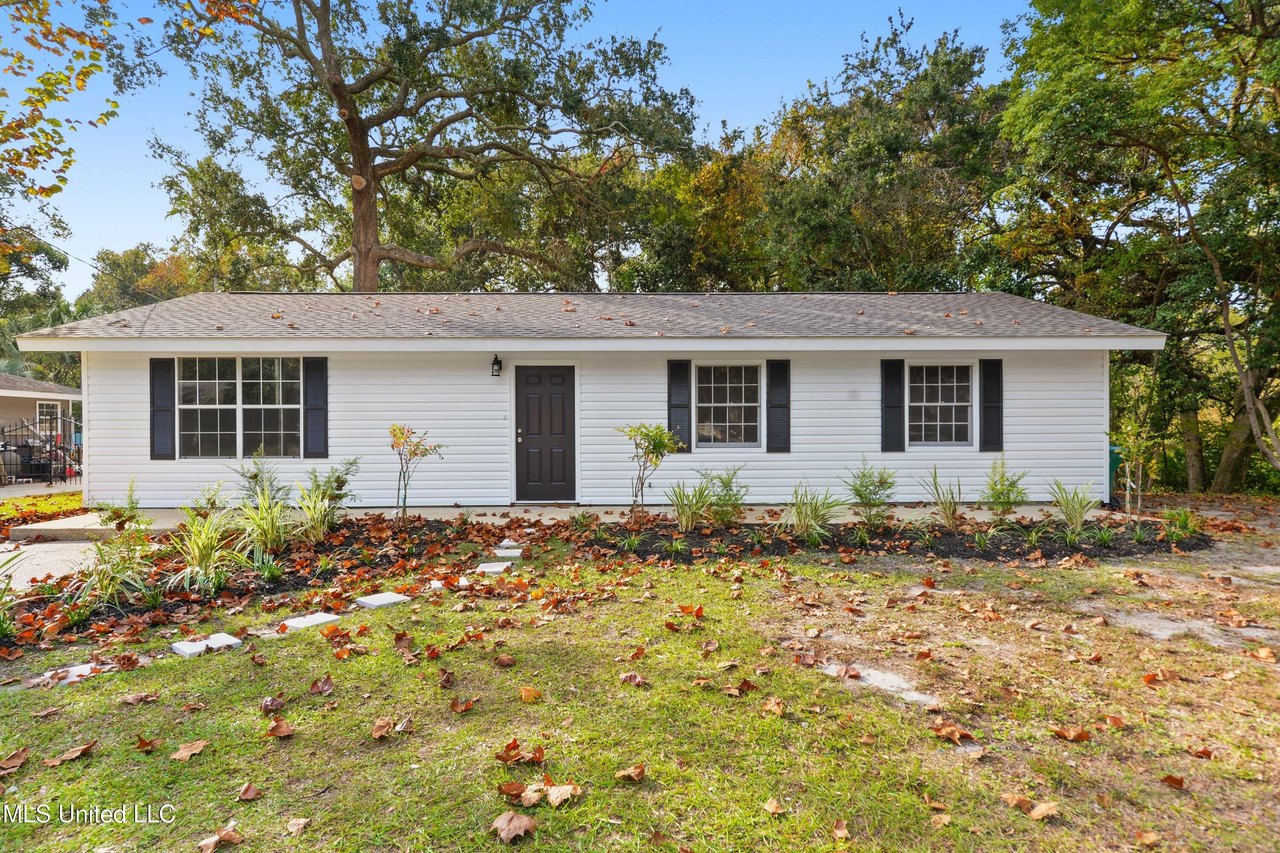 Home for sale at 11 Fleetwood Pl in Ocean Springs